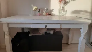 Mesa rústica de madera blanca