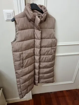 Chaleco acolchado largo camel con Capucha.