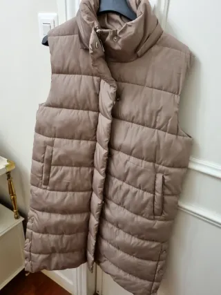 Chaleco acolchado largo camel con Capucha.