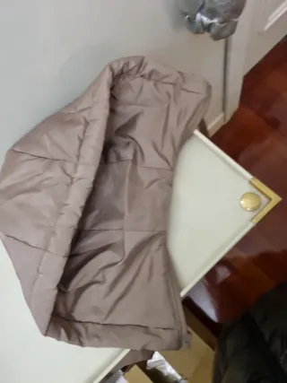 Chaleco acolchado largo camel con Capucha.