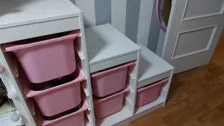 Mueble de almacenaje con cubos rosas