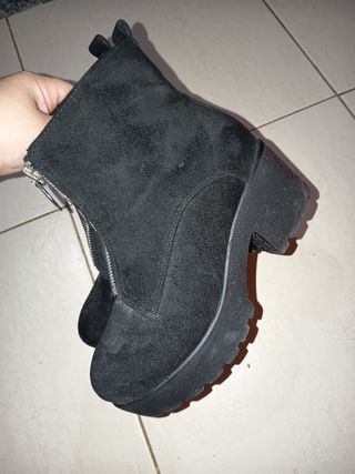 Botines negros con cremallera