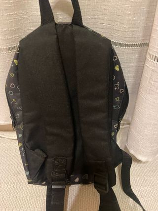 Mochila mediana con estampado de corazones