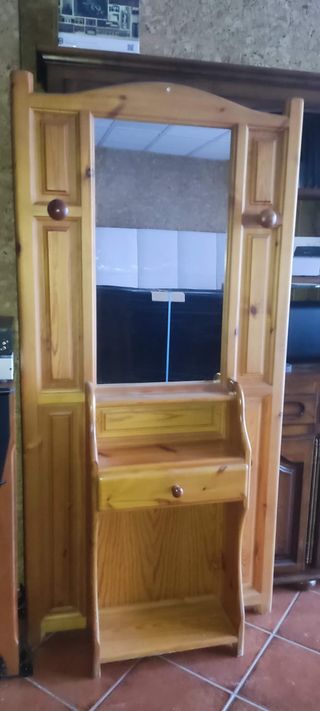 Perchero de madera con espejo