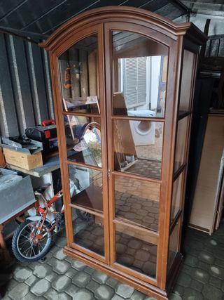Vetrina in legno con ante in vetro