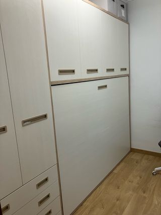 Letto con armadi a muro