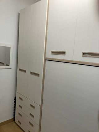 Letto con armadi a muro