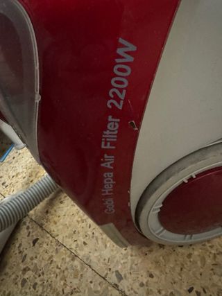 Aspiradora roja con accesorios