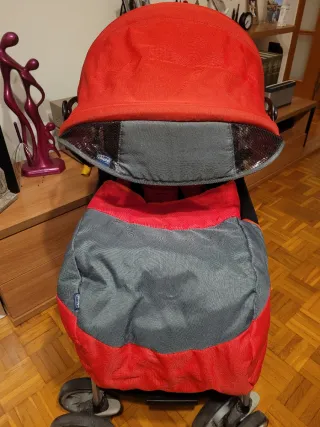 Cochecito Chicco y regalo capota para lluvia.