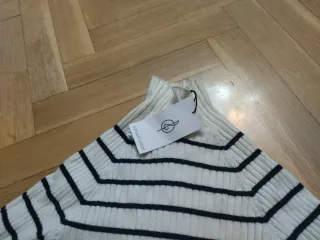 Jersey de cuello alto a raya. Muy cómodo.