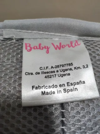 Cuna de bebé blanca con colchón