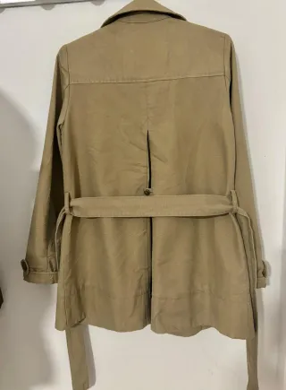 Gabardina beige con cinturón