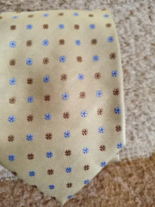 Cravatta gialla con dettagli blu e marroni