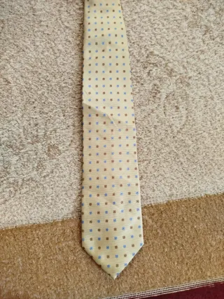 Cravatta gialla con dettagli blu e marroni