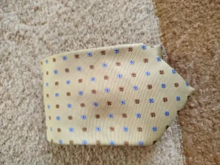 Cravatta gialla con dettagli blu e marroni