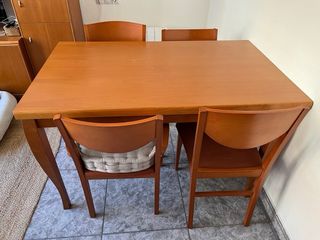 Tavolo allungabile e 5 sedie da pranzo in legno.