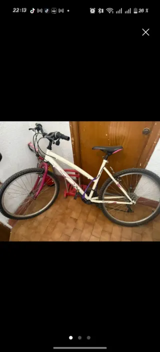 Bicicleta de paseo blanca y rosa