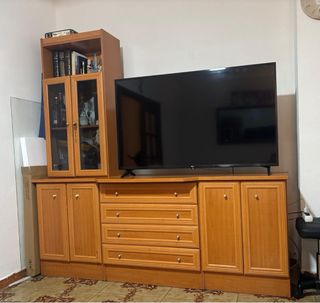 Mueble de madera y cristal