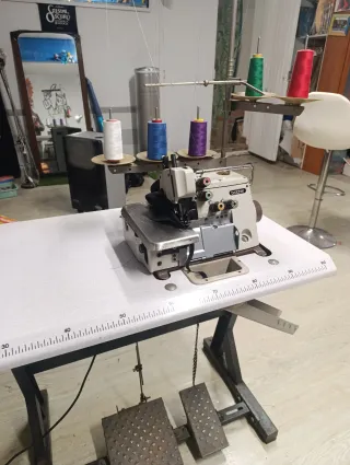 Máquina Overlock Brother MA4-B551 de 5 hilos
