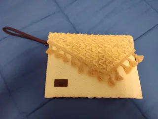 Bolso de mano tejido con flecos