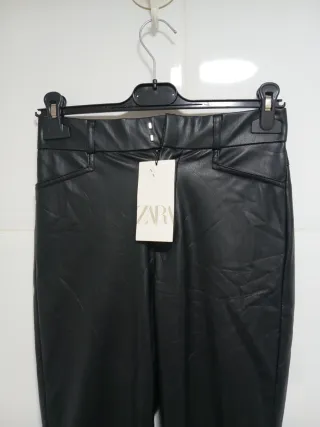 Pantalones efecto piel Zara Talla S