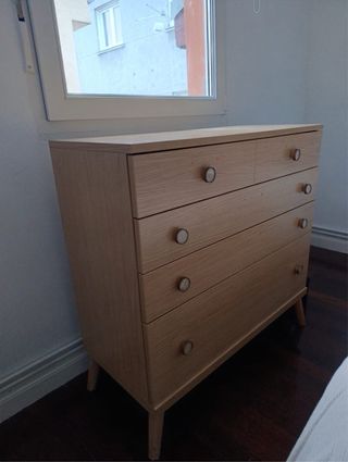 Armario de madera beige y marrón