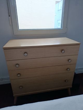 Armario de madera beige y marrón