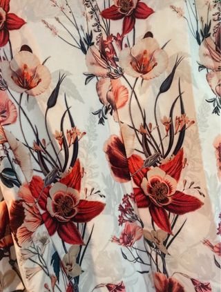 Americana floral con hombreras