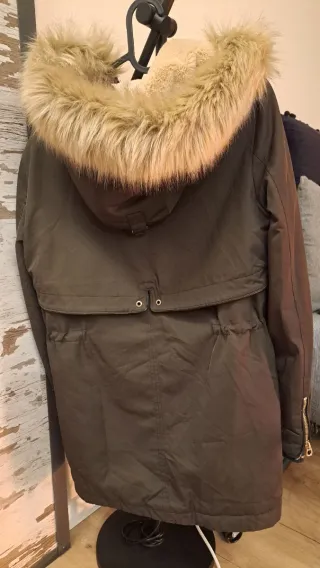 Abrigo verde con capucha