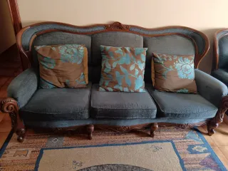 Sofá de madera amplio