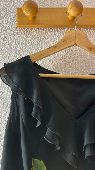 Camiseta tirantes con flor pintada a mano