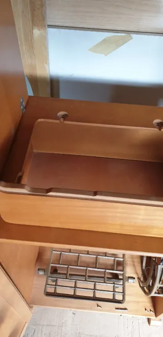 Mueble madera marrón