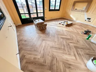 Suelo vinílico SPC click en espiga