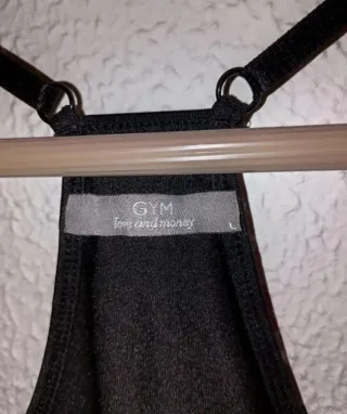 Camiseta deportiva negra y rosa