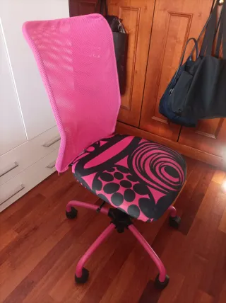 Silla de oficina rosa y negra