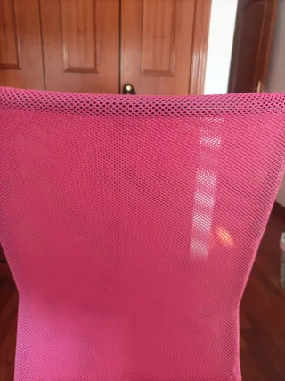 Silla de oficina rosa y negra