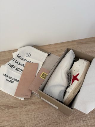 Zapatillas Golden Goose Blancas y Rojas talla 45.