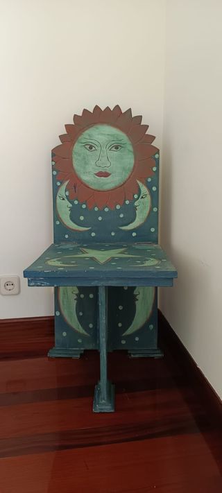 Silla infantil pintada a mano y plegable.