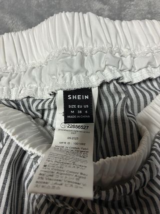 Pantalones de rayas grises y blancos