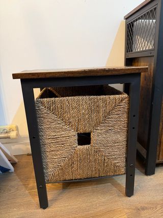 Tavolino con cestino in vimini