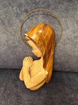 Virgen antigua rezando con halo