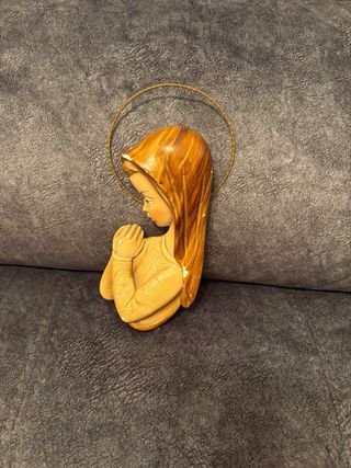 Virgen antigua rezando con halo