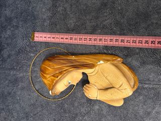 Virgen antigua rezando con halo