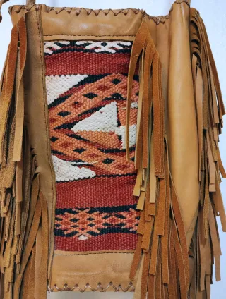 Bolso de cuero con flecos y tejido