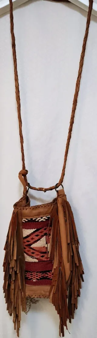 Bolso de cuero con flecos y tejido