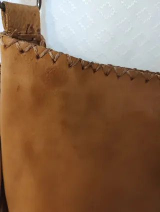 Bolso de cuero con flecos y tejido