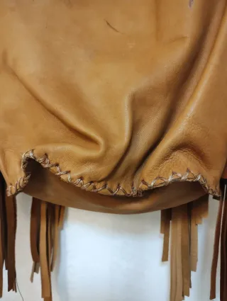 Bolso de cuero con flecos y tejido