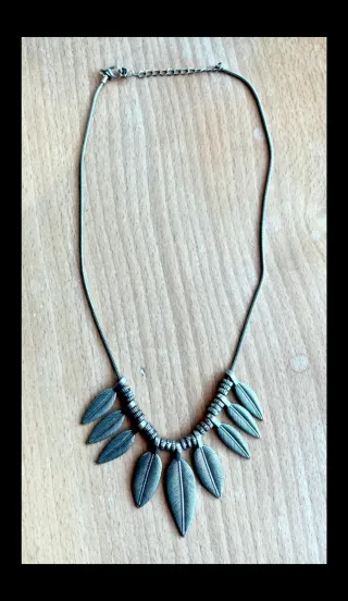 Collar de plumas de plata