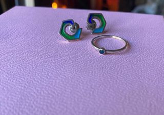 Anillo de plata con gema azul