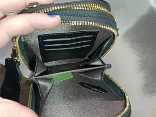 Bandolera negra con correa estampada